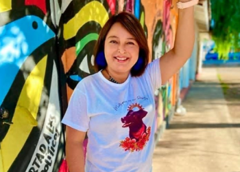 Candidata presidencial Jeannette Jara con la polera Matapacos