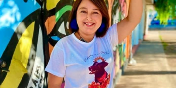 Candidata presidencial Jeannette Jara con la polera Matapacos
