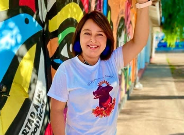Candidata presidencial Jeannette Jara con la polera Matapacos