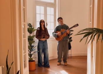 una chica y un chico con una guitarra