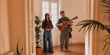 una chica y un chico con una guitarra