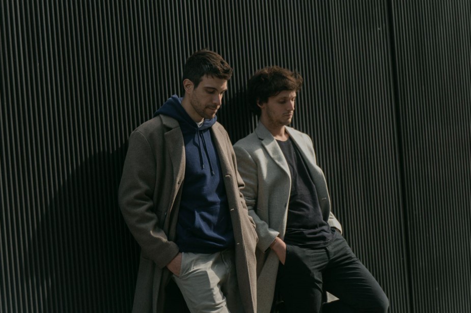 DASS MOND: LA ELECTRÓNICA QUE RESPIRA MONTAÑA - una búsqueda entre lo orgánico y lo digital dos personas paradas contra una pared