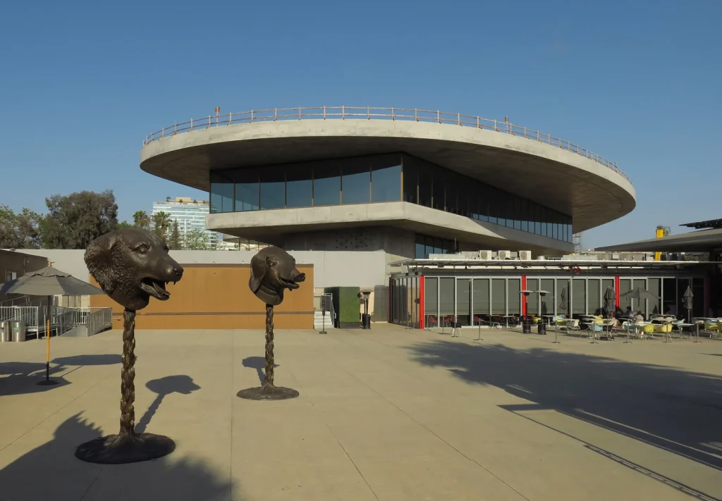 El LACMA INAUGURA SU NUEVA SEDE TRAS AÑOS DE ESPERA Y POLÉMICA by Daniel Benoit Cassou
