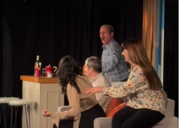 tres personas en un living