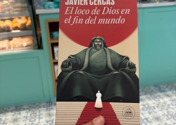 una mano sosteniendo un libro