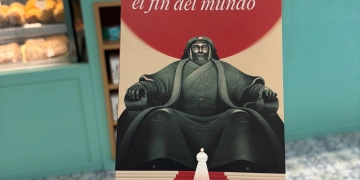 una mano sosteniendo un libro