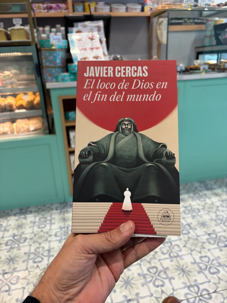 El loco de Dios en el fin del mundo - Un Papa señalado desde el principio by Daniel Benoit Cassou una mano sosteniendo un libro