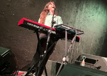 artista tocando el teclado