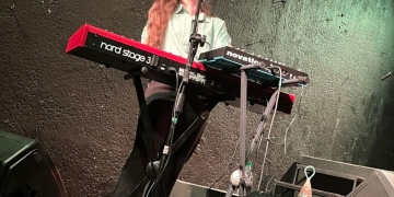 artista tocando el teclado