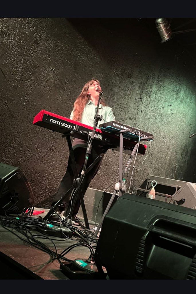 artista tocando el teclado