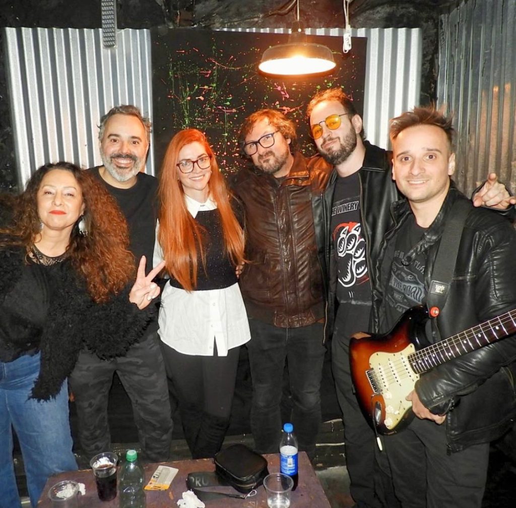 MV Blues y Rock Jam - crónica de una noche Unplugged by Rodrigo Cabrera personas abrazadas