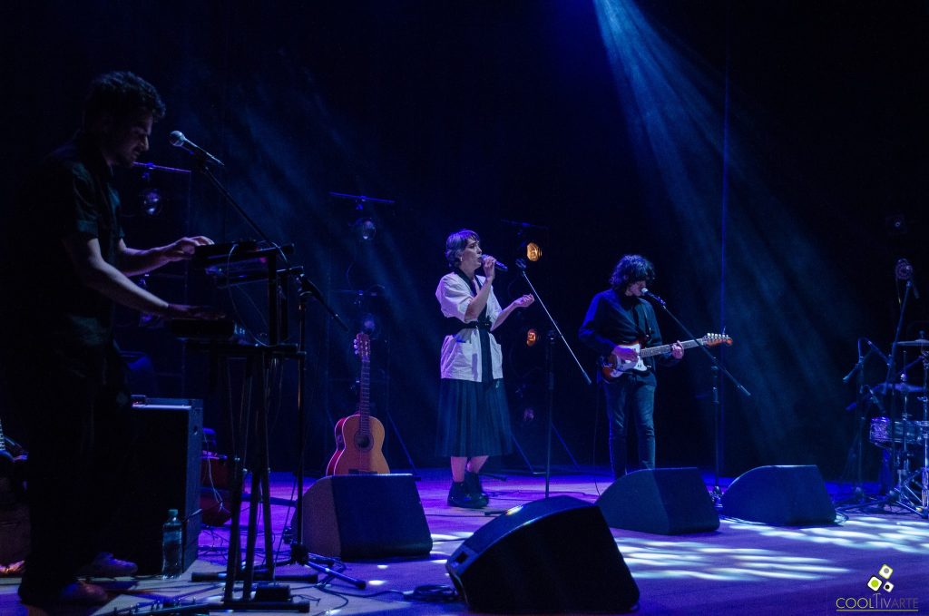 músicos en escenario