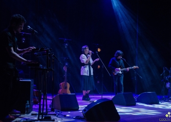 músicos en escenario