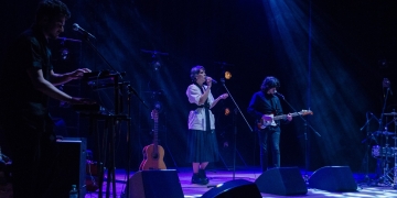 músicos en escenario