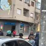 personas en la calle con auriculares