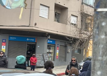 personas en la calle con auriculares