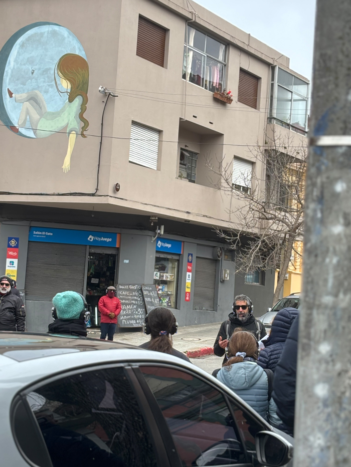 personas en la calle con auriculares