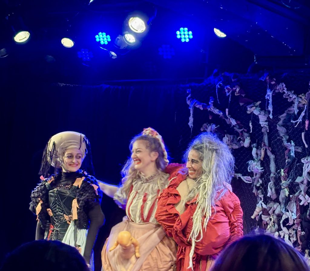 Nornas - pieza bufona - Del Sábado 5 de julio. Hasta el 23 de agosto 2025 by María José Pieri