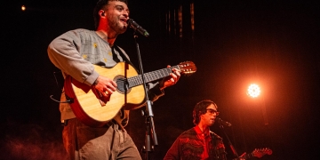 musicos en el escenario
