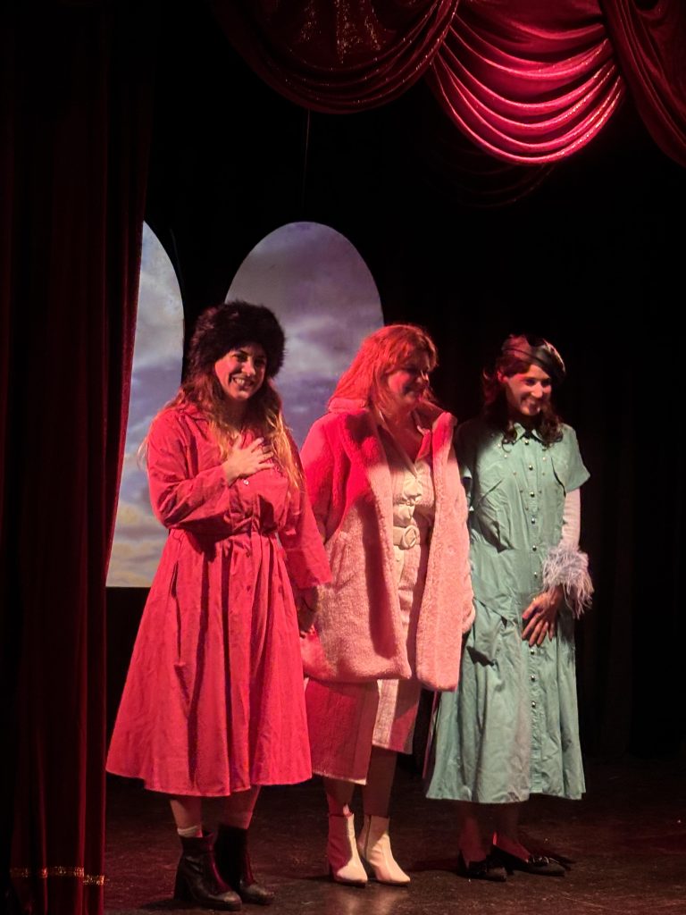 tres mujeres actrices posando apra la foto al final de la obra