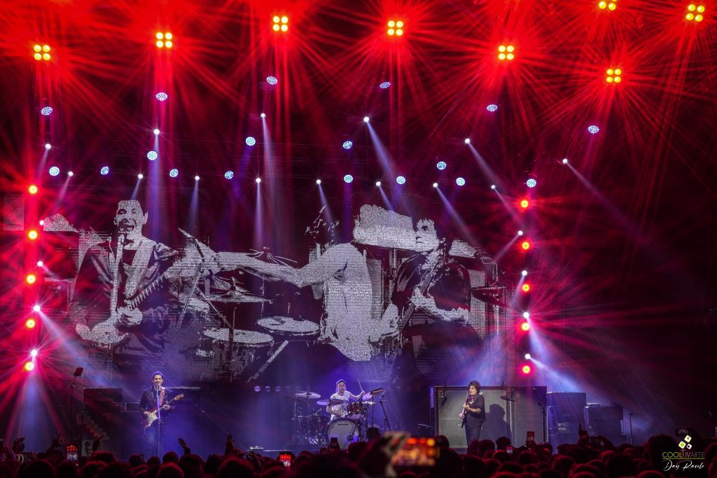 Divididos - Sitio - Agosto 2025 - Foto Dayana Ravelo la banda divididos en el escenario con pantalla gigante atras