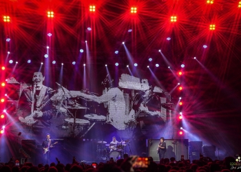 la banda divididos en el escenario con pantalla gigante atras