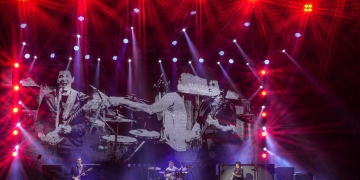 la banda divididos en el escenario con pantalla gigante atras