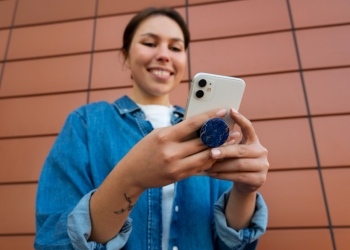 mujer con celular