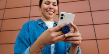 mujer con celular