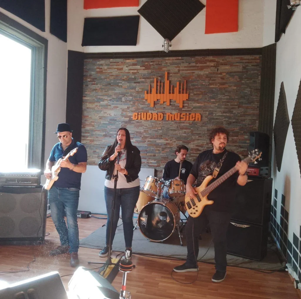 la banda ensayando en ciudad música
