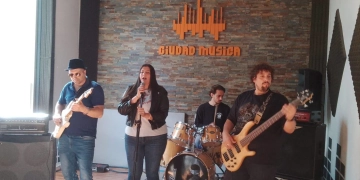 LA GATA RUSA PRESENTA SU PRIMER ÁLBUM “La huelga de las manecillas del reloj”