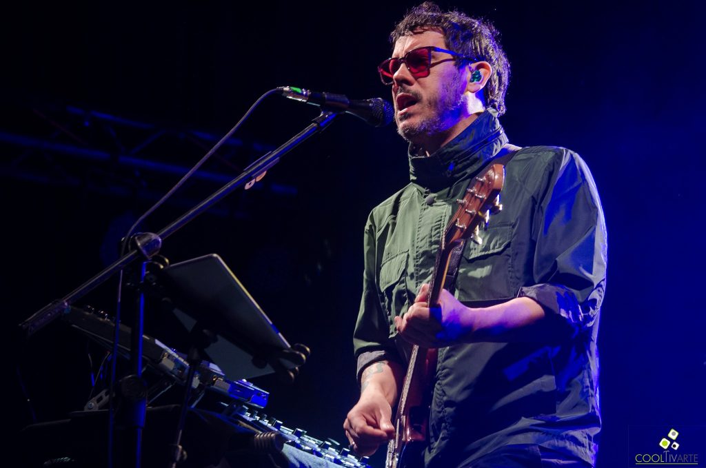 músico en el escenario con guitarra