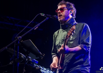 músico en el escenario con guitarra