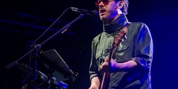 músico en el escenario con guitarra
