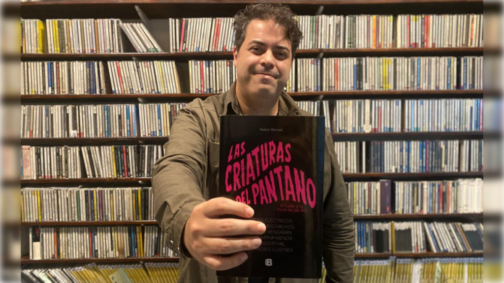 Nelson Barceló con su libro "Criaturas del Pantano". Foto: Medios públicos. Nelson Barceló con su libro Criaturas del Pantano. Foto Medios públicos.
