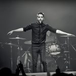 cantante en escenario