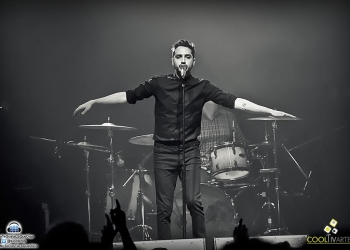 cantante en escenario