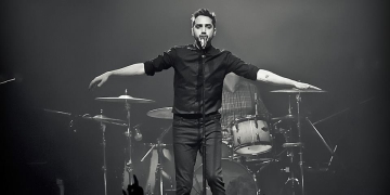 cantante en escenario