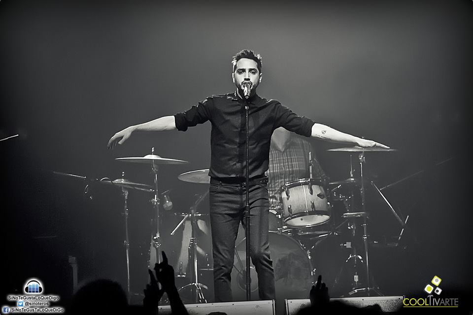 cantante en escenario