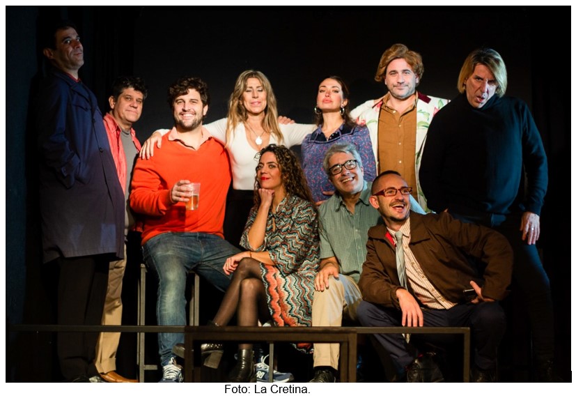 gente posando para la foto grupal