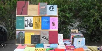 mesa con libros - Foto Federico Meneses