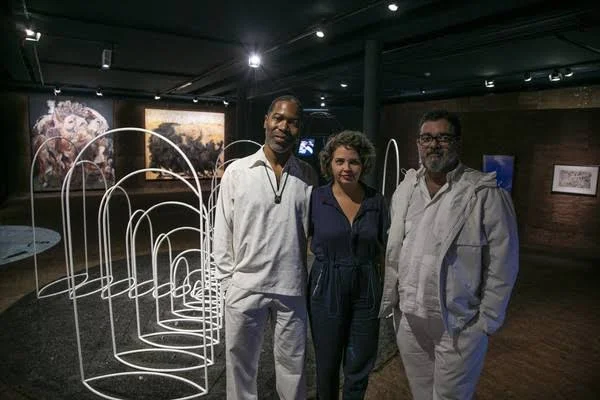 Foto: Marcelo Campos y Amanda Bonan, del Museo de Arte de Rio y el investigador Tiganá Santana