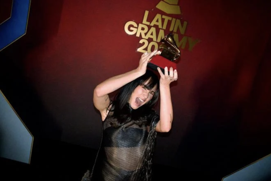 AITANA CELEBRA SU PRIMER LATIN GRAMMY Y REAFIRMA SU POSICIÓN DE ARTISTA GLOBAL
