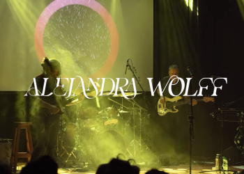 ALEJANDRA WOLFF - Bicho Viajero - En Vivo - Sala Camacuá