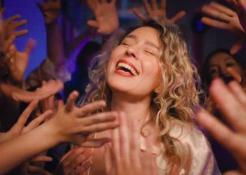 Florencia Núñez se arriesga al ritmo de "Un Amor Así" en su nuevo videoclip