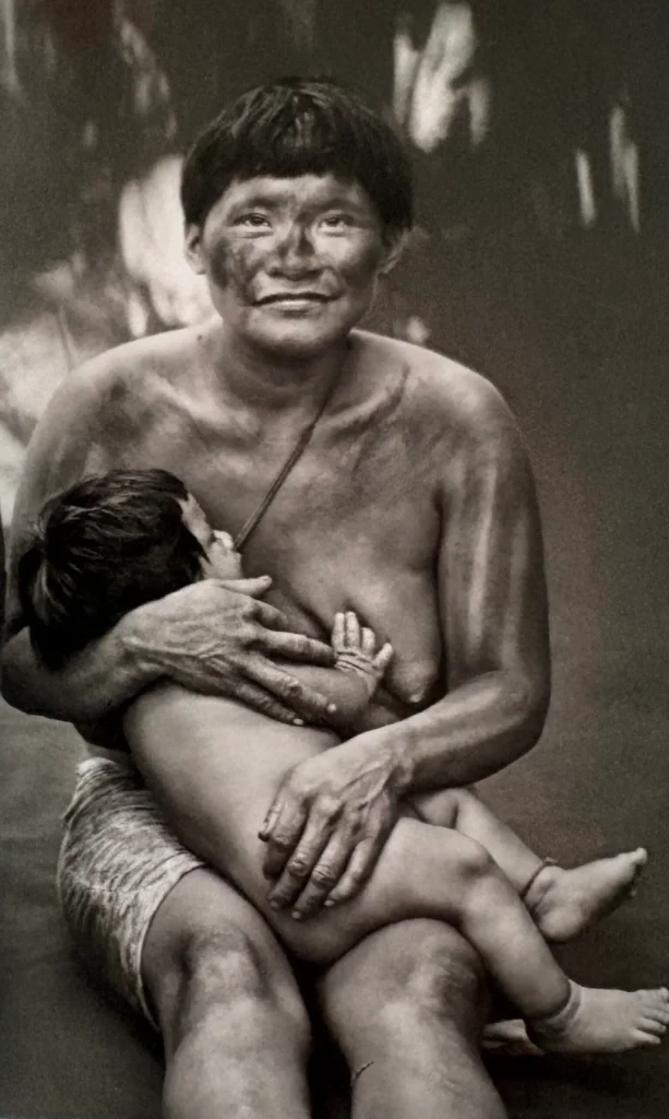 Korubo - Amazônia de Sebastião Salgado - el pueblo del barro rojo by Daniel Benoit Cassou