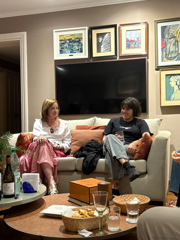 Larvas de Tamara Silva Bernaschina - Una poética del desprendimiento y la mutación by Daniel Benoit Cassou