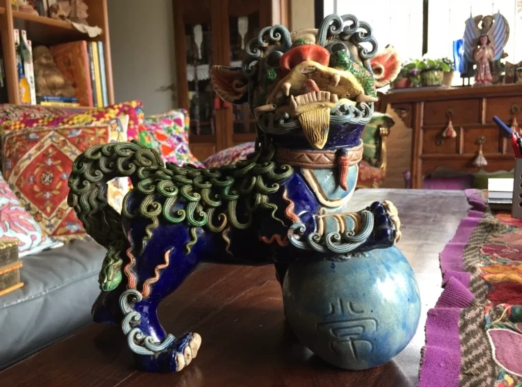 Foo Dog - guardián chino - Hay objetos que uno compra. Y hay otros que, de manera silenciosa, lo eligen a uno por Daniel Benoit Cassou