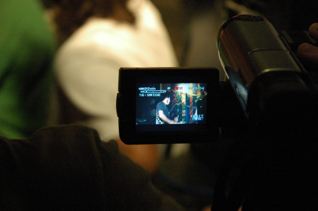 Imagen de cámara registrando una banda en vivo - Homenaje a John Lennon en Callejón Pedro Viera. Diciembre 2009 Foto Federico Meneses Imagen de cámara registrando una banda en vivo - Homenaje a John Lennon en Callejón Pedro Viera. Diciembre 2009 Foto Federico Meneses