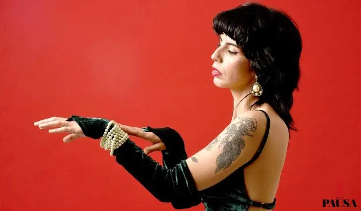 Suave y envolvente. Entrevista a Sari Carri - cantautora paraguaya by Mauricio Conde